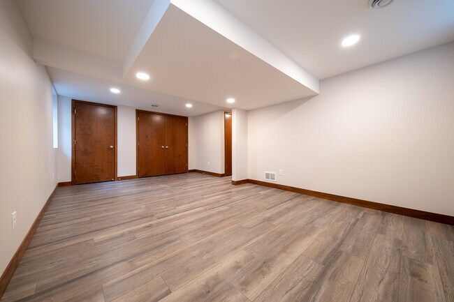 Building Photo - 10932 Russell Ave S