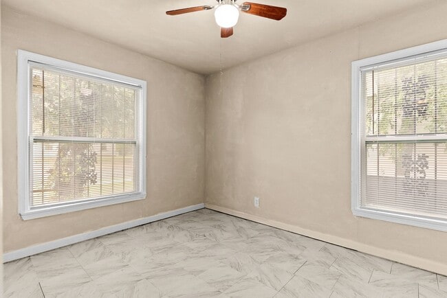 Building Photo - 602 W Kern Rd