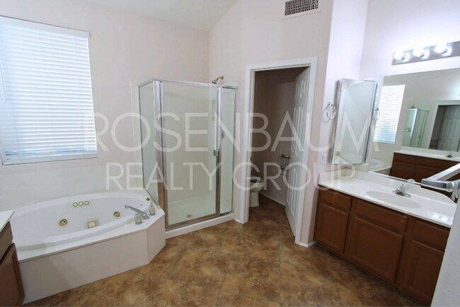 Building Photo - 5-beds, 3-baths Waterfront home in Gilbert...