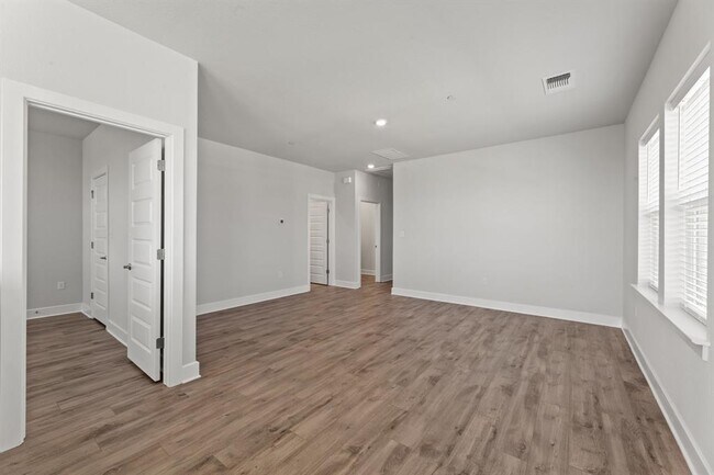 Building Photo - 213 Flowers Ave