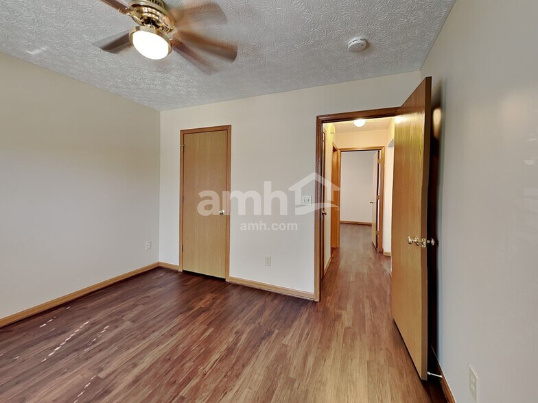 Building Photo - 1960 Queens Meadow Ln