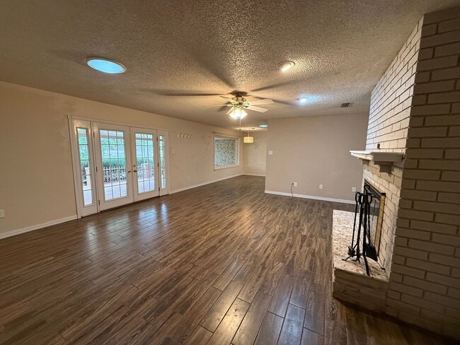 Building Photo - 3 Bed 3 Bath spacious home, with extra craft room, Lovely Backyard