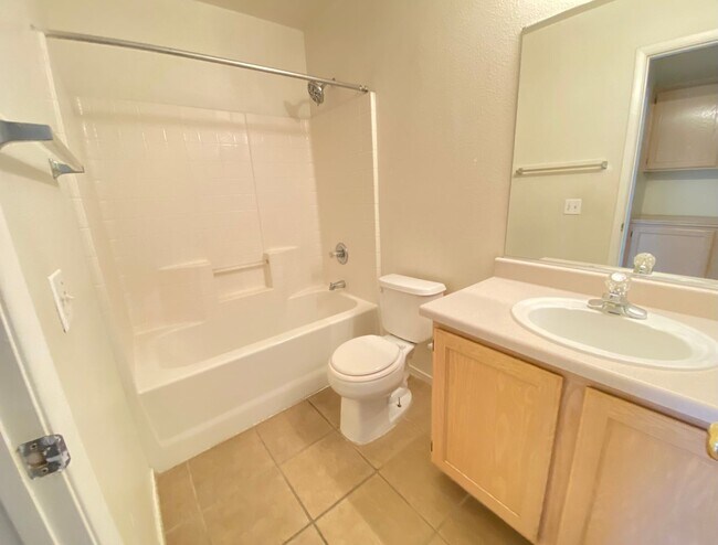 Building Photo - Charming 2 Bed/3Bath/2 Car Garage, Townhom...