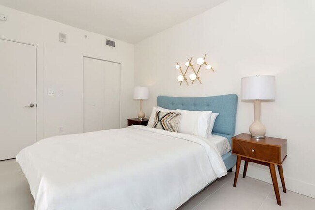 Building Photo - 1710 SW 27th Ave