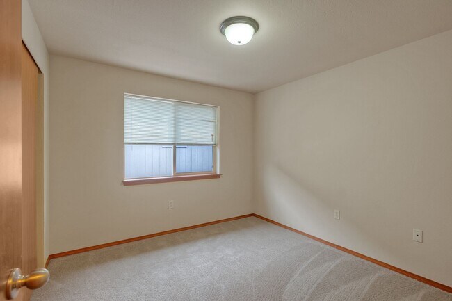 Building Photo - SOUTH SEATTLE HOME WITH YARD & 2 CAR GARAGE!