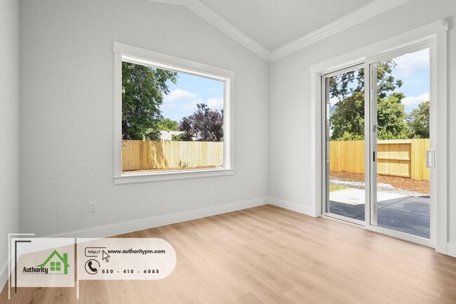 Building Photo - 2864 River Dr
