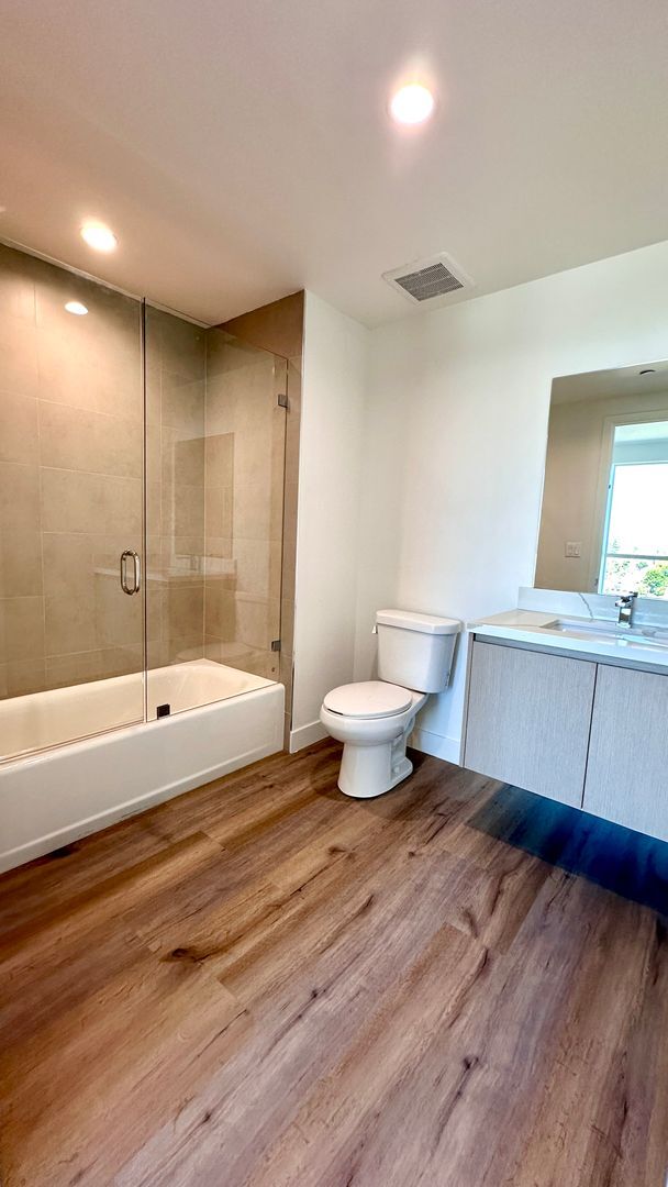 Building Photo - Top Floor 2-Bedroom with Quartz Counters &...