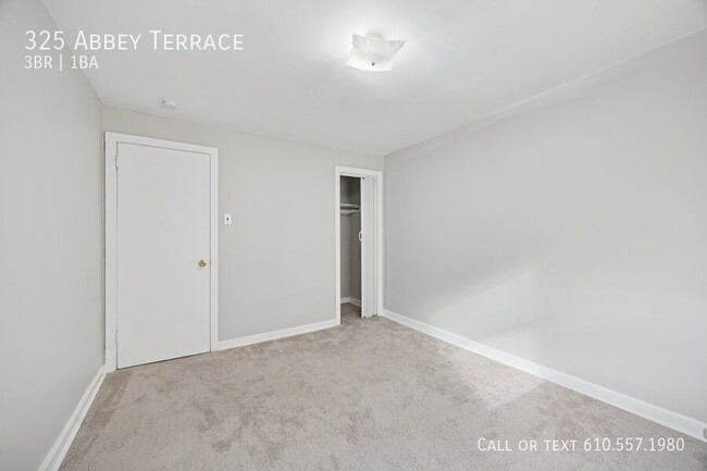 Building Photo - 325 Abbey Terrace
