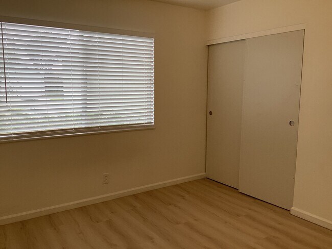 Building Photo - Single Story Updated Pet Friendly Home