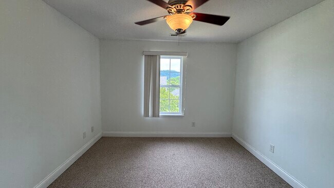 Building Photo - 5685 Hyacinth Ln