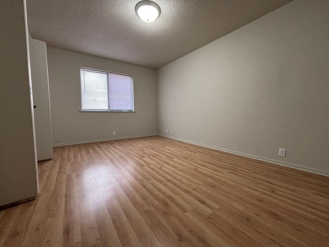 Building Photo - Renovated 1 Bedroom, 1 Bath Apartment at t...