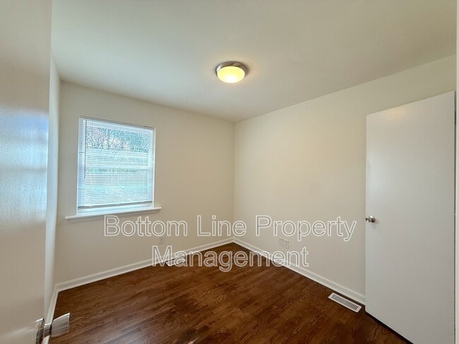 Building Photo - 2011 Holly St