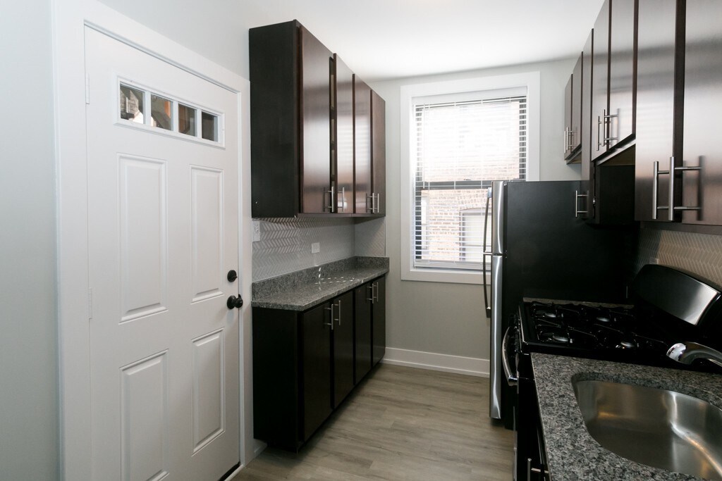 Building Photo - 710 W Brompton