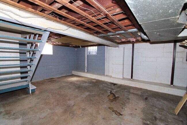 Building Photo - 2 Bedroom 1 Bathroom House