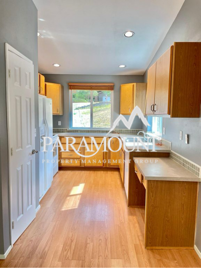 Building Photo - Charming 3-Bedroom Duplex Near Southworth ...