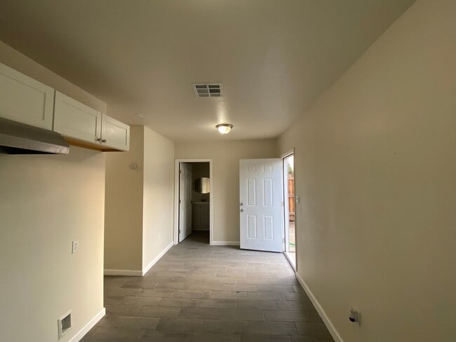 Building Photo - Charming 2 BD 1 BA House in Central SW Bakersfield