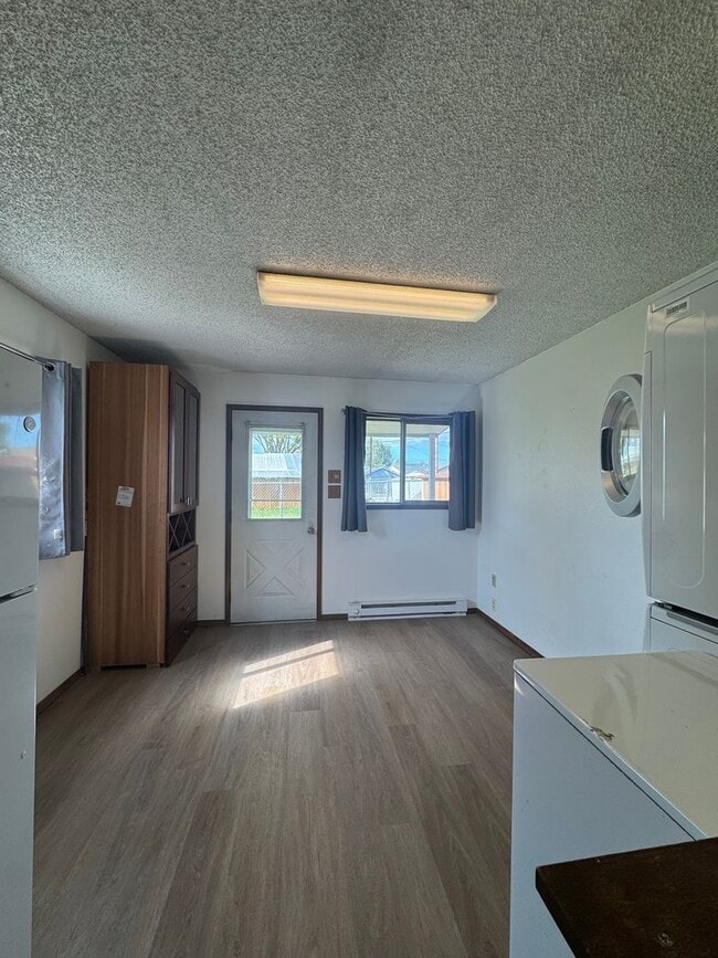 Building Photo - Bright and Welcoming 2-Bedroom Home