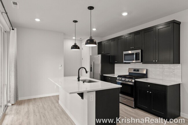 Building Photo - Beautiful 3-Bed | 2.5-Bath Townhome | Expansive Private Outdoor Space | Reeds Crossing