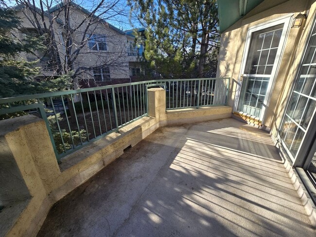 Building Photo - Fresh 2 bedroom, 2 bathroom condo located in Meadows on the Parkway in the heart of Boulder.