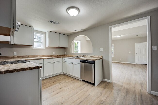 Primary Photo - Freshly Updated 3 Bedroom House