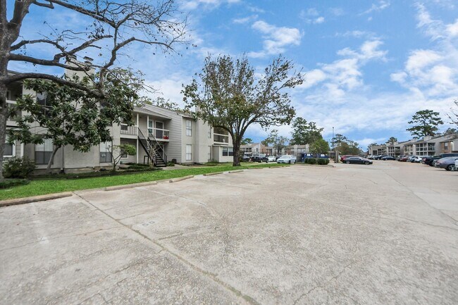 Building Photo - 17331 Red Oak Dr