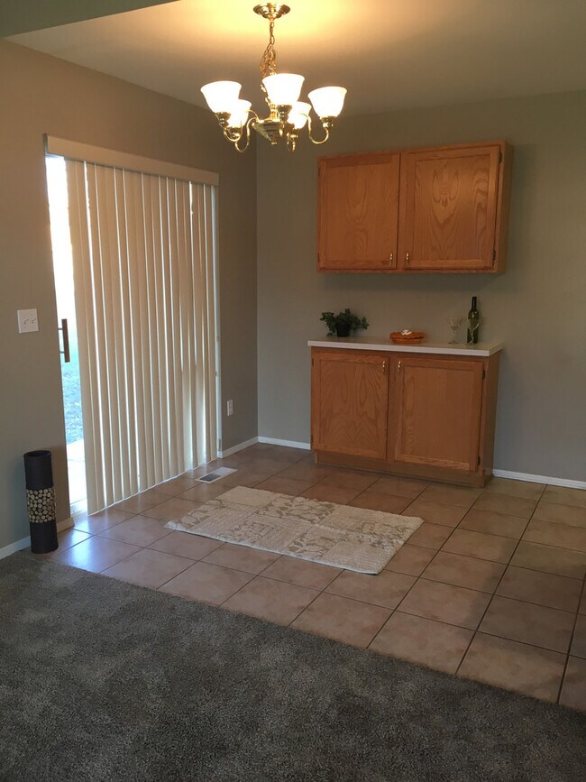 Building Photo - Your Terrace Heights Retreat- Spacious com...