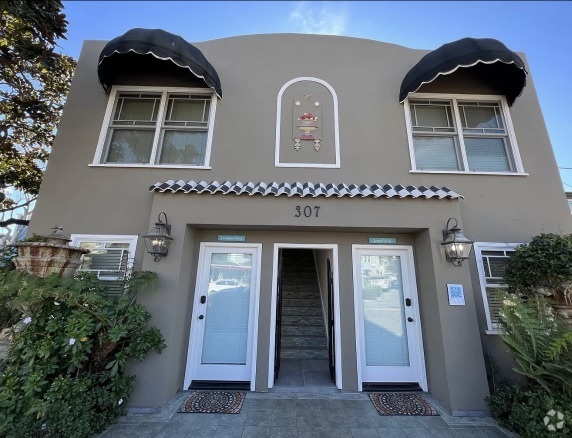 Front of building - 307 Capitola Ave