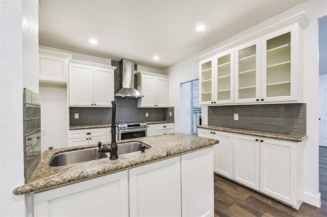 Building Photo - 210 Gentilly Dr