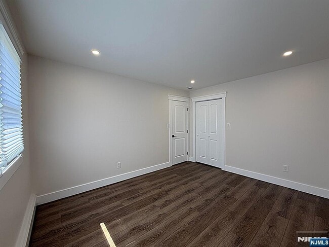 Building Photo - 682 Valley Brook Ave