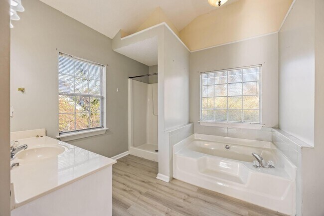 Building Photo - 1114 Rivershyre Dr