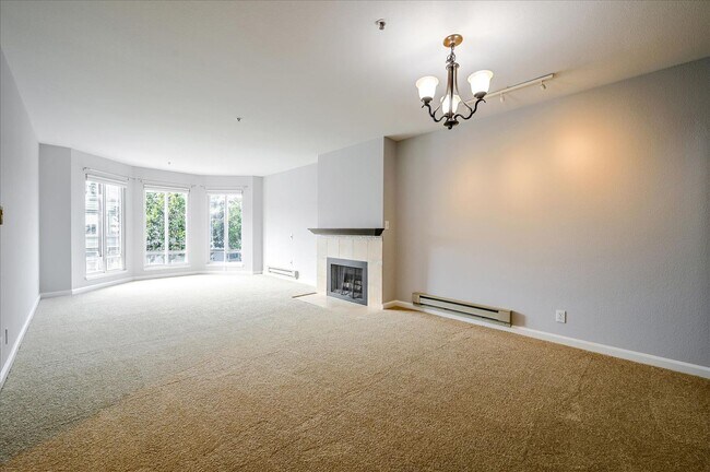 Building Photo - Prime Location 3 Bedroom Condo - Please Co...