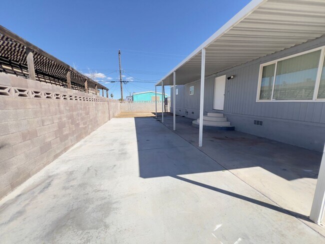 Building Photo - Newly Remodeled 3 bed/2 bath Home - Fully Gated!