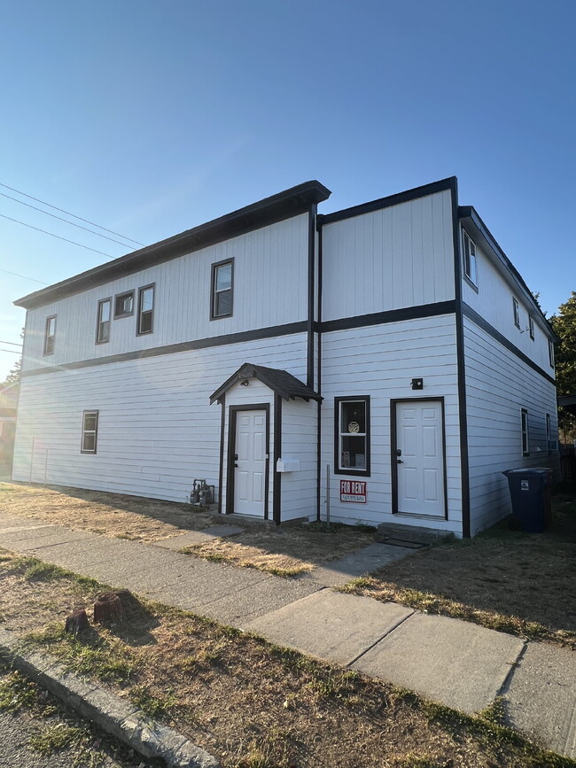 Building Photo - Spacious 3 bed 1 bath, bright & cheery apa...