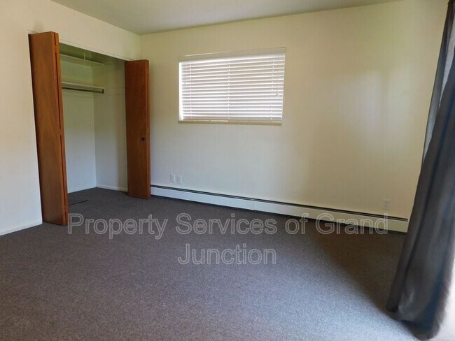 Building Photo - 396 S Camp Rd