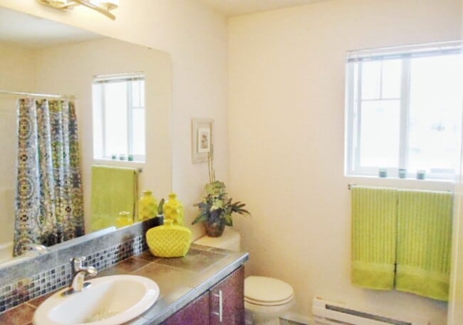 Building Photo - Amazing location with private yard space