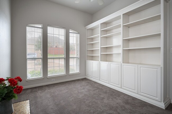 Building Photo - 7712 Lakecrest Cir