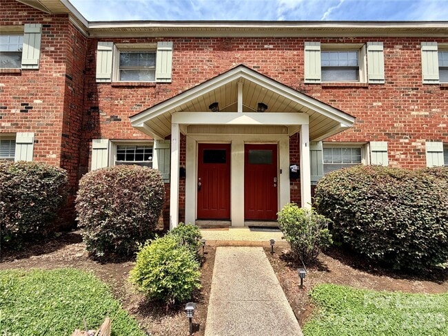 Building Photo - 1207 Green Oaks Ln