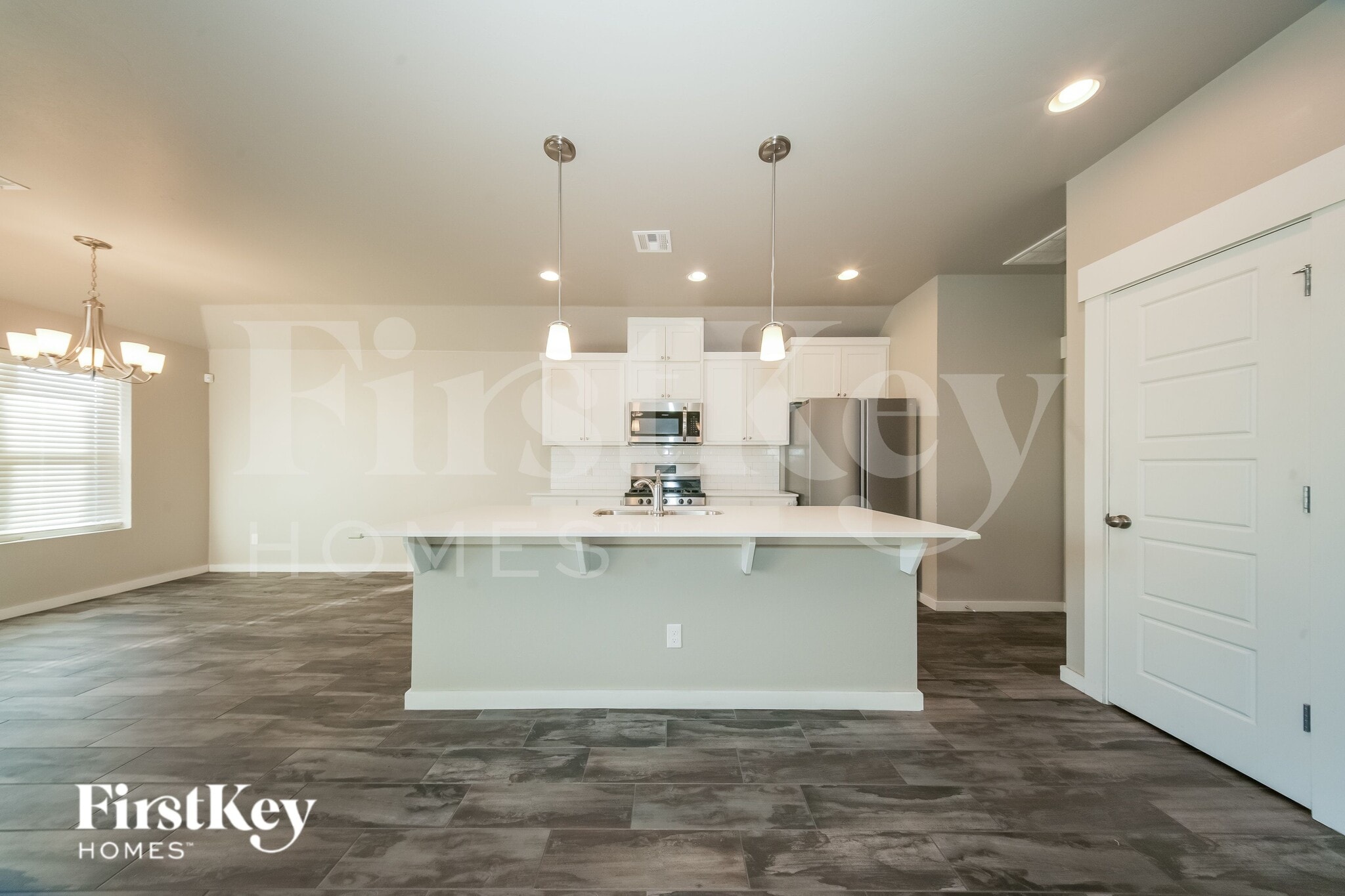 Building Photo - 2020 Sara Vista Dr