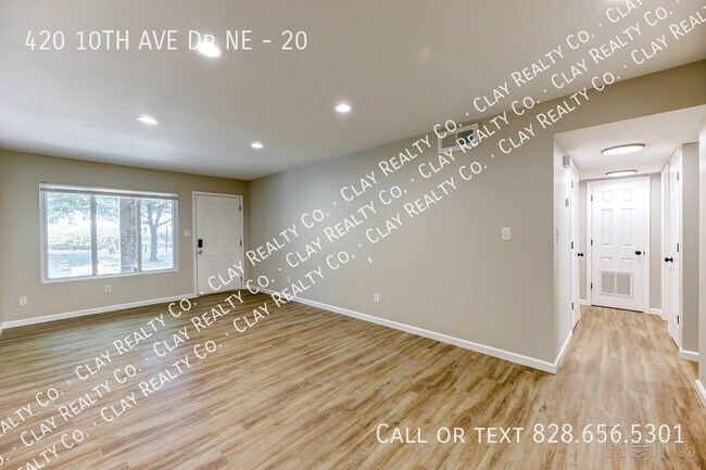 Building Photo - 420 10th Ave Dr NE