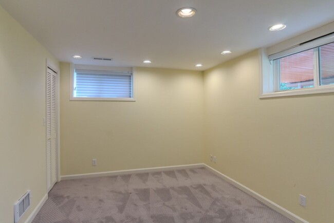Building Photo - 3Bd/1.75Ba Seattle House