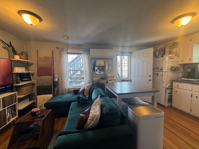 Building Photo - 643 Saratoga St