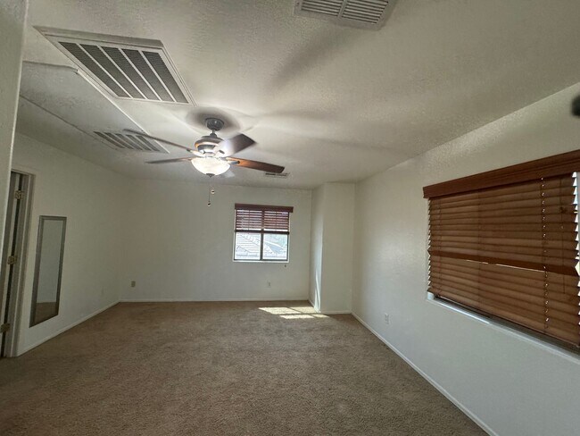 Building Photo - 4 BEDROOM HOME IN POWER RANCH