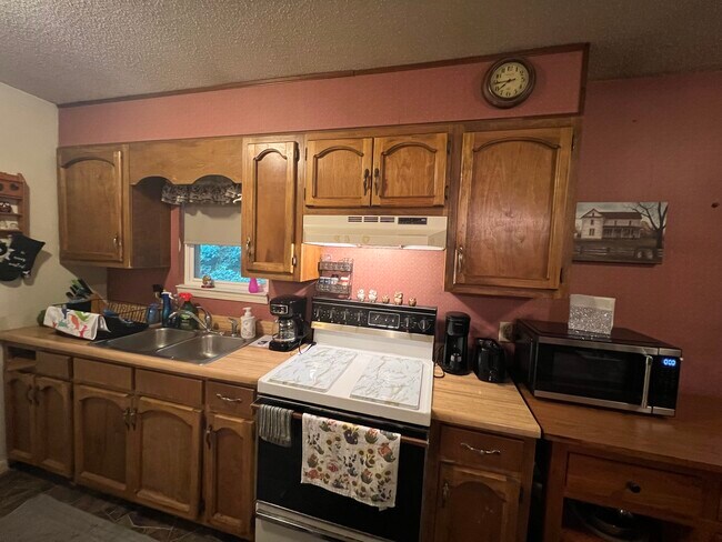 Building Photo - 631 Daris Dr