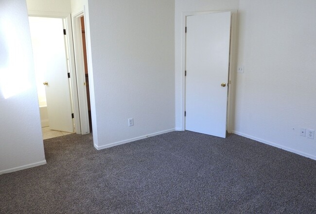 Building Photo - Inviting 3+2 split Floor plan!