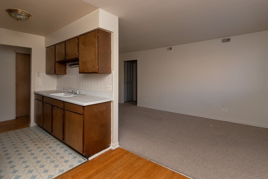 Building Photo - 535 W Aldine Ave