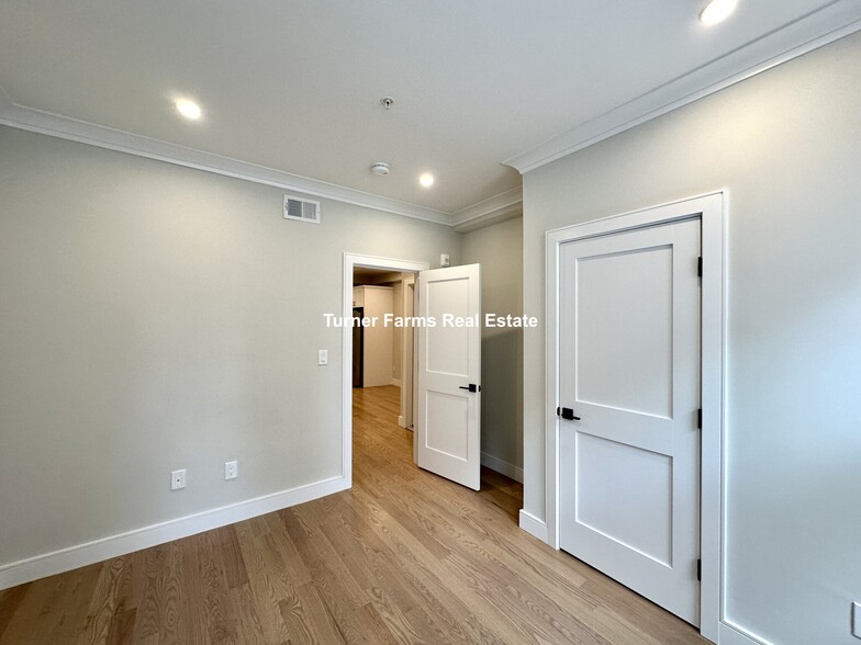 Building Photo - 162 Allston St