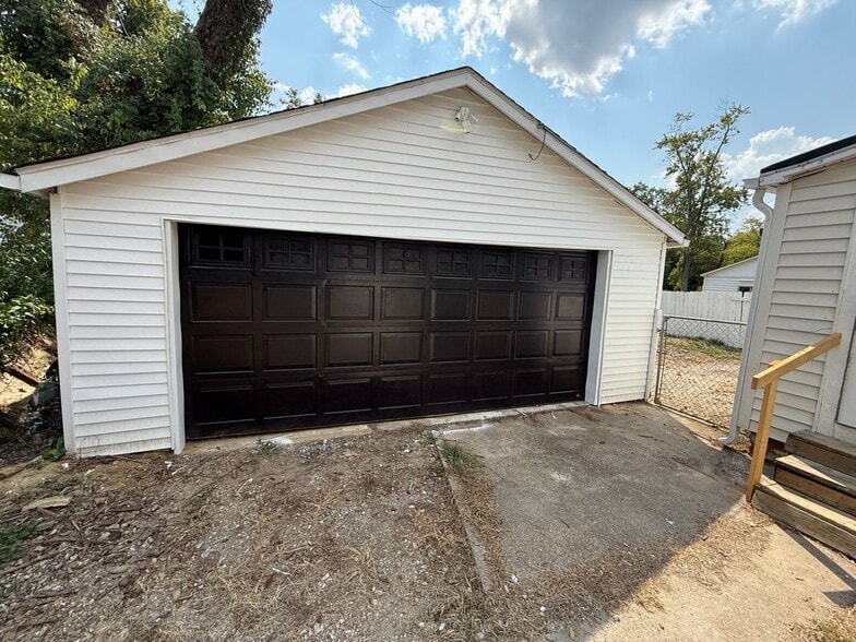 Building Photo - 905 Vanderburgh Ave