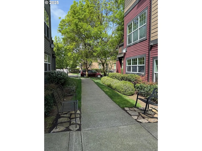 Building Photo - Spacious 2BD/2.5BA Townhome in the Heart o...