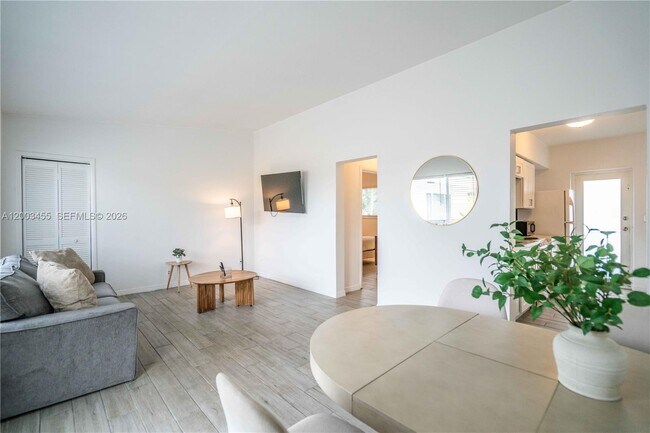 Building Photo - 1750 S Treasure Dr