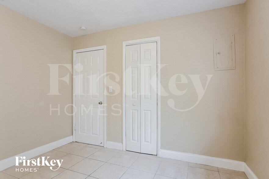 Building Photo - 4030 NW 8th Terrace